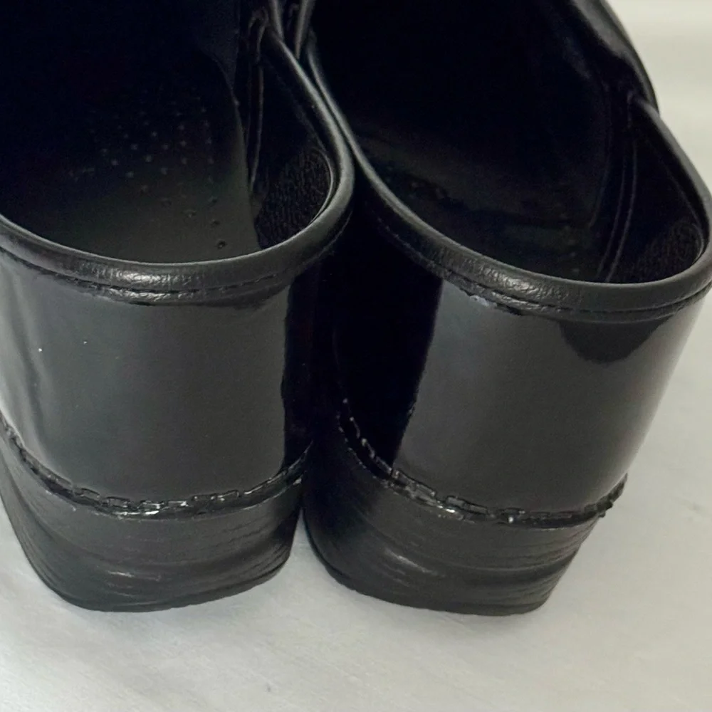 Dansko Black Patent Leather Staple Clogs Size 41 EUC - Picture 4 of 8